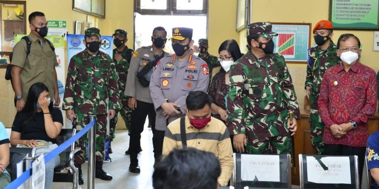 Bangkitkan Sektor Pariwisata Bali, Kapolri Instruksikan Vaksinasi Dikeroyok