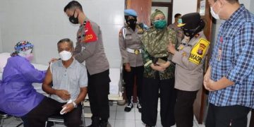 Wakapolda Kalteng Tinjau Pelaksanaan Vaksinasi Lansia di Palangkaraya