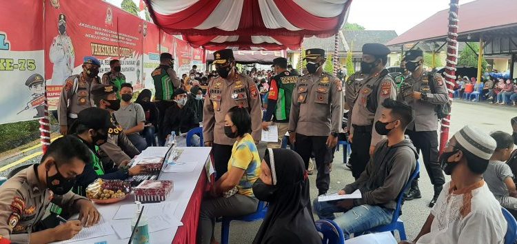 Kapolda Kalteng Tinjau Vaksinasi Massal  Di Mako Ditsamapta Polda Kalteng