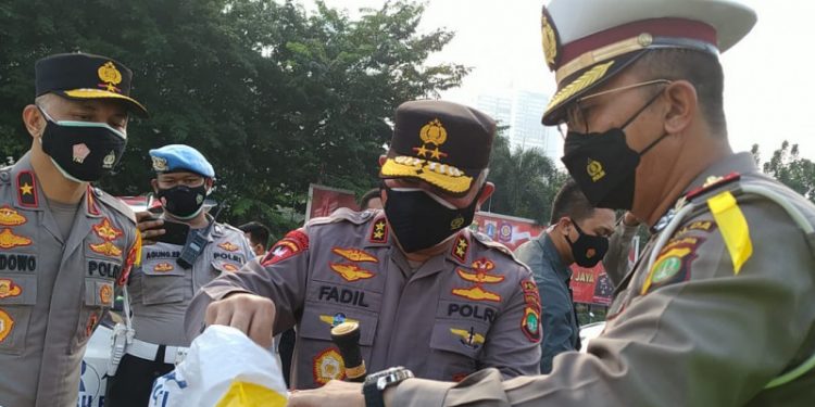 Gunakan 100 kendaraan operasional, Polisi Lalu Lintas bagikan sembako