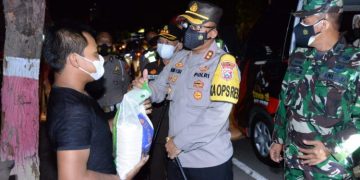 Kapolres Madiun Kota Bersama Forkopimda Distribusikan Beras Saat Patroli PPKM Darurat