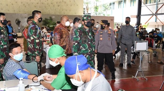 Panglima TNI dan Kapolri Tinjau Vaksinasi Massal di 2 Lokasi Jakarta