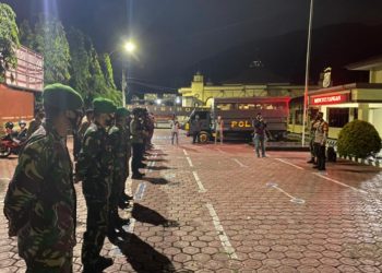 Patroli Skala Besar, TNI-Polri Imbau Prokes Sekaligus Salurkan Bansos di Enrekang
