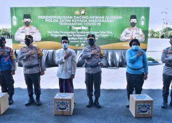 Polda Jatim Distribusikan Daging Kurban Door to Door untuk Warga Terdampak Covid-19