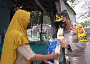 PPKM Darurat, TNI-Polri Gelontor 52 Ton Beras dan Sembako ke Masyarakat Gresik