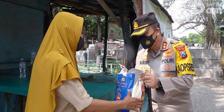 PPKM Darurat, TNI-Polri Gelontor 52 Ton Beras dan Sembako ke Masyarakat Gresik