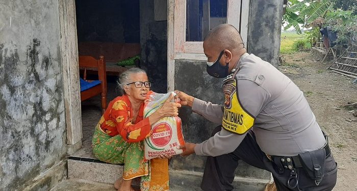 Polri Bagikan Bansos 200 Paket Sembako Kepada Warga Slum Area Desa Bojong Gebang dan Desa Tawangsari Dimasa PPKM