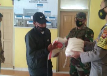 Dalam Penerapan PPKM Darurat Level 4, Polisi dan Babinsa Salurkan Bansos Kepada Warga Kurang Mampu