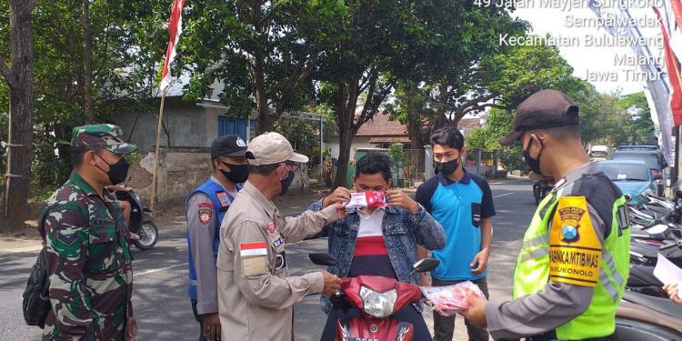 Cegah Penyebaran Virus, Polsek Bululawang Gelar Operasi Masker
