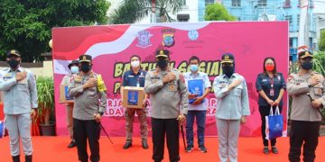 Kunjungan Kakorlantas Polri di Gerai Polresta Manado Diwarnai Pembagian Bansos 