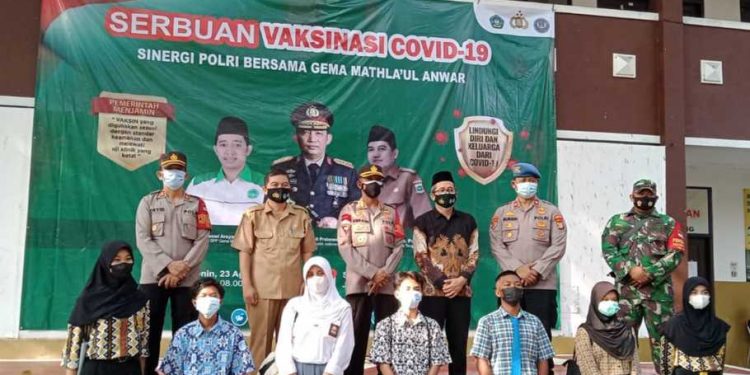 Mabes Polri dan Gema Mathla’ul Anwar Vaksinasi 4.200 Pelajar dan Warga