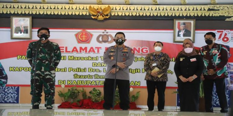 Panglima TNI dan Kapolri Tinjau Penanganan Covid dan Penerapan Aplikasi Silacak di Sleman