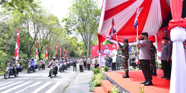 Tinjau Vaksinasi di Kaltim, Kapolri Minta Warga Mau Dirawat di Tempat Isolasi Terpusat