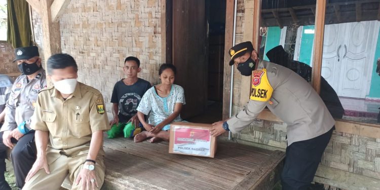 Polri Peduli, Bagikan Bansos Paket sembako kepada warga kurang mampu dimasa PPKM