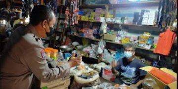 Sambangi Pedagang Sembako, Aipda Turdi Sampaikan Disiplin Prokes