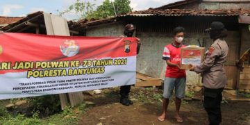 Peringati HUT Ke-73, Polwan Polresta Banyumas Bantu Masyarakat Terdampak Pandemi