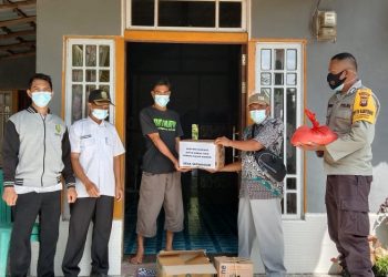 Bhabinkamtibmas Desa Sepinggan Ajak Warga Selalu Patuhi Prokes Dan Berikan Bansos Polres Sambas Peduli Kepada Masyarakat