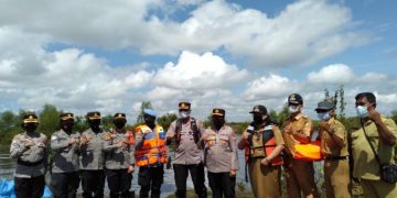 Kapolsek Sebangau Dampingi Wakapolda Kalteng Salurkan Bansos Kepada Korban Banjir