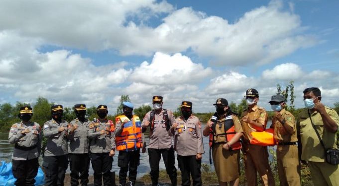 Kapolsek Sebangau Dampingi Wakapolda Kalteng Salurkan Bansos Kepada Korban Banjir