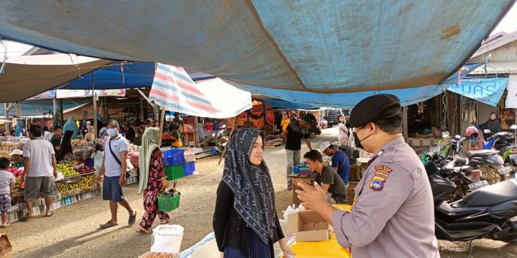 Polisi Ajak Pedagang Pasar Disiplin Prokes