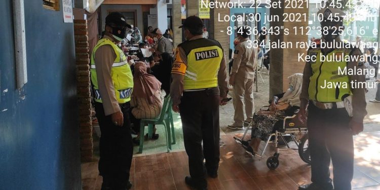 Polsek Bululawang Dampingi Acara Vaksinasi