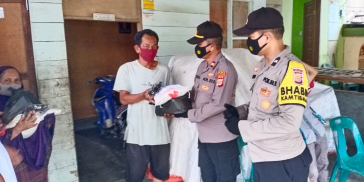 Polsek Kualasimpang Bagikan Sembako Untuk Warga