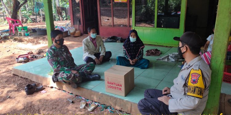 Ringankan Beban Warga Terdampak Pandemi, Polsek Tahunan Bagikan Bansos