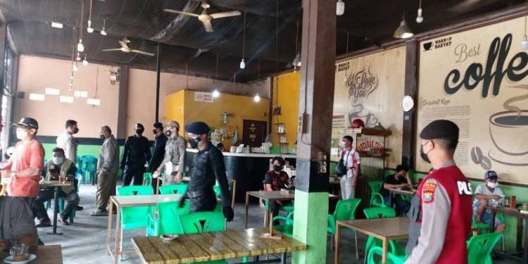 Satgas PPKM Polsek Medan Timur Bubarkan Kerumunan Warga di Warkop Rakyat
