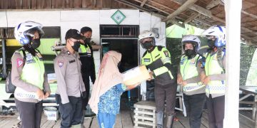 Operasi Patuh Seligi 2021, Satlantas Polres Lingga Bagikan Paket Sembako Kepada Masyarakat