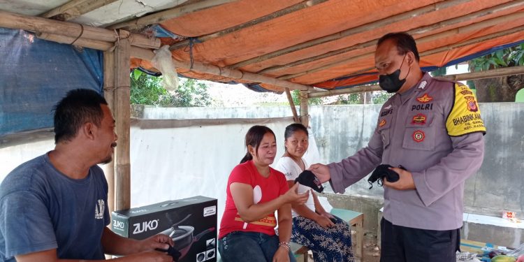 Polisi Blusukan Himbau Prokes dan Bagikan Masker Pada Warga