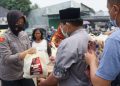 Polwan Polres Karawang Bagikan Bansos 90 Paket Sembako