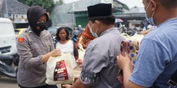 Polwan Polres Karawang Bagikan Bansos 90 Paket Sembako