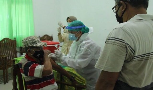 Vaksinasi Lansia, Satgas Buleleng Libatkan Personel TNI dan Polri