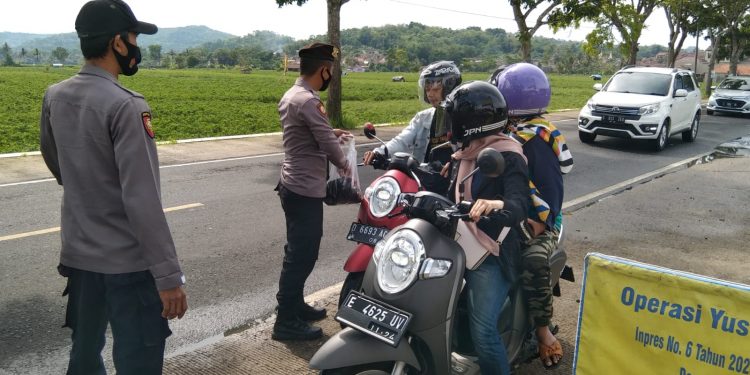Kabid Humas Polda Jabar : Cegah Covid 19, Polisi Operasi Yustisi Bagikan Masker Ke Pengguna Jalan Dimasa PPKM
