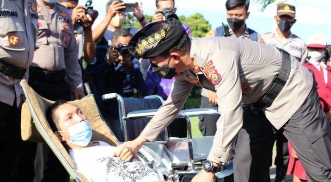 Kapolda Bali Bagikan Kursi Roda Dan Sembako Di Klungkung