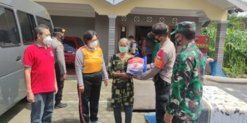 Polisi Kerja Bakti dan Serahkan Bansos di Lokasi Bencana Alam
