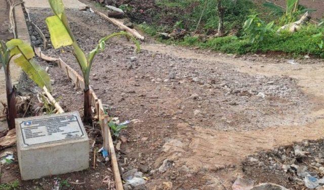 Warga Cibojong Keluhkan Proyek Beton Mangkrak