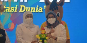 Gubernur Jawa Timur Khofifah Indar Parawansa (kiri) bersama Wakil Bupati Lumajang Indah Amperawati (kanan)