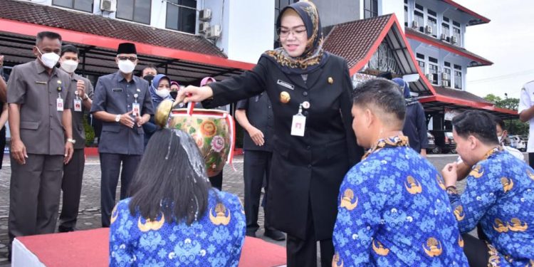 Bupati Etik Minta PNS Prioritaskan Pelayanan Publik