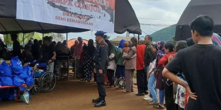 Warga Penyintas Gempa Cianjur Antre Pengobatan Gratis di Panyaweuyan