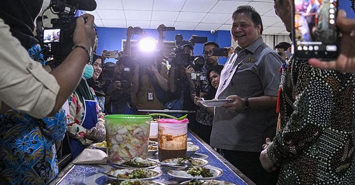 Simulasi Program Makan Siang Gratis Prabowo oleh Airlangga di Tangerang