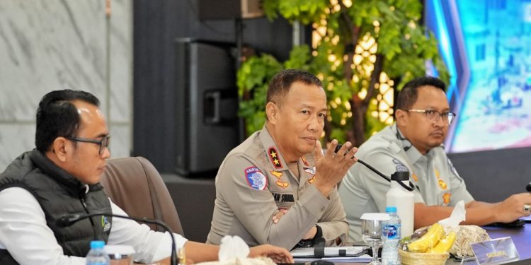 Korlantas Polri mengadakan Tactical Floor Game (TFG) sebagai upaya memastikan kesiapan Operasi Lilin 2024. Acara ini dipimpin langsung oleh Kakorlantas Polri, Irjen Pol Aan Suhanan, dan berlangsung di Aula Madellu Korlantas pada Sabtu (14/12/2024)