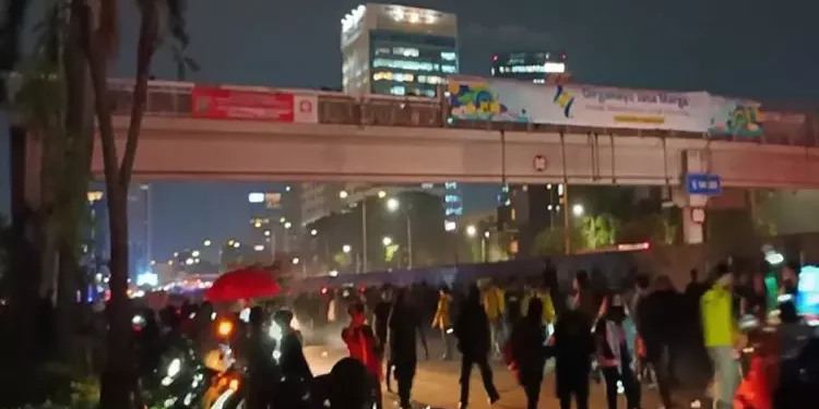 Gelombang Protes Revisi UU TNI Meluas, Aksi Massa di Sejumlah Kota Dibubarkan Secara Represif