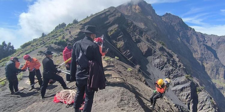 Turis Brasil Tewas Terjatuh di Jurang Gunung Rinjani, Evakuasi Terkendala Medan Ekstrem