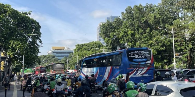 Hari Bhayangkara ke-79, Penutupan Jalan Picu Kemacetan di Tugu Tani