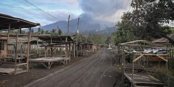 Di Balik Hujan Abu Lewotobi, Pedagang di Pasar Boru Tetap Berjualan Demi Sambung Hidup