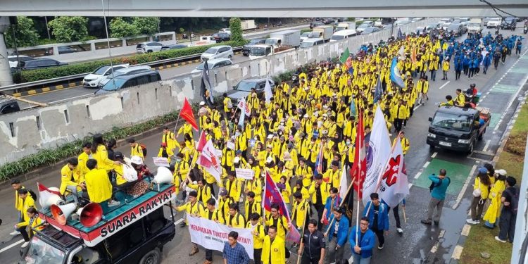 Mahasiswa Demo di DPR, Desak 17+8 Tuntutan Rakyat Segera Dipenuhi