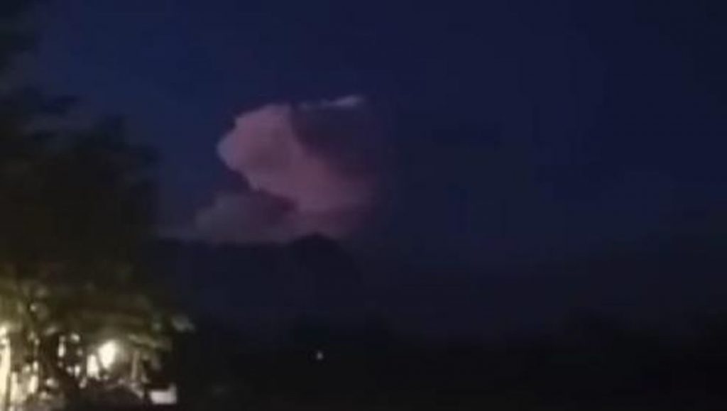 Viral Kilatan Cahaya di Langit Gunung Kelud