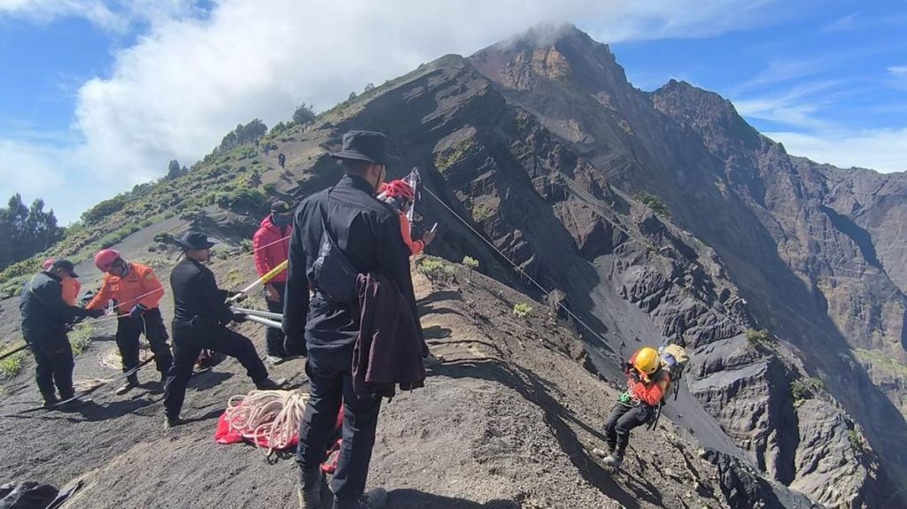 Turis Brasil Tewas Terjatuh di Jurang Gunung Rinjani, Evakuasi Terkendala Medan Ekstrem