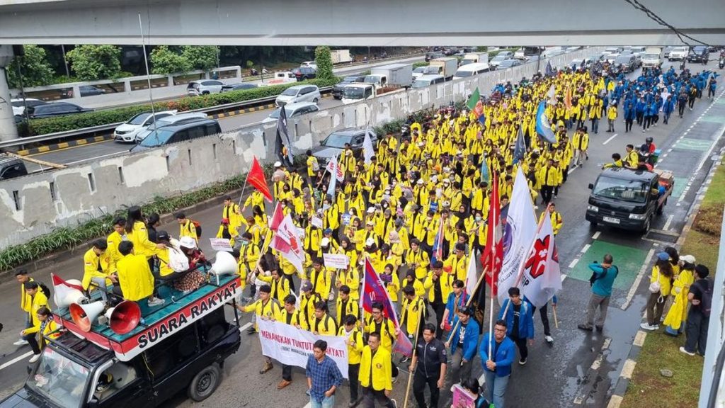 Mahasiswa Demo di DPR, Desak 17+8 Tuntutan Rakyat Segera Dipenuhi